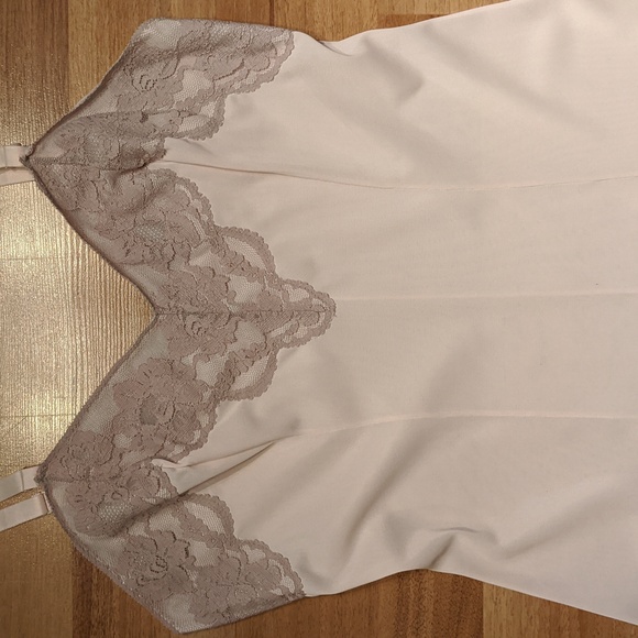 Vintage light pink dress slip with lace trim on bodice and hem by Dorsay - Picture 3 of 8